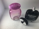 勾配のピンクの勾配の噴霧器の帽子が付いている黒く贅沢な香水瓶