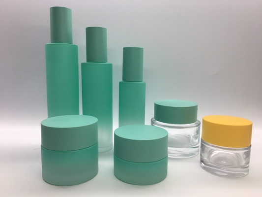 スキンケアの包装のためのまっすぐな円形のガラス ローション ポンプびんおよびクリーム色の瓶